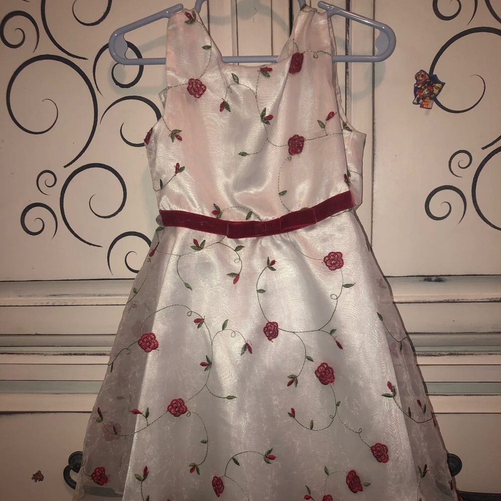 Very pretty holiday dress size 4.